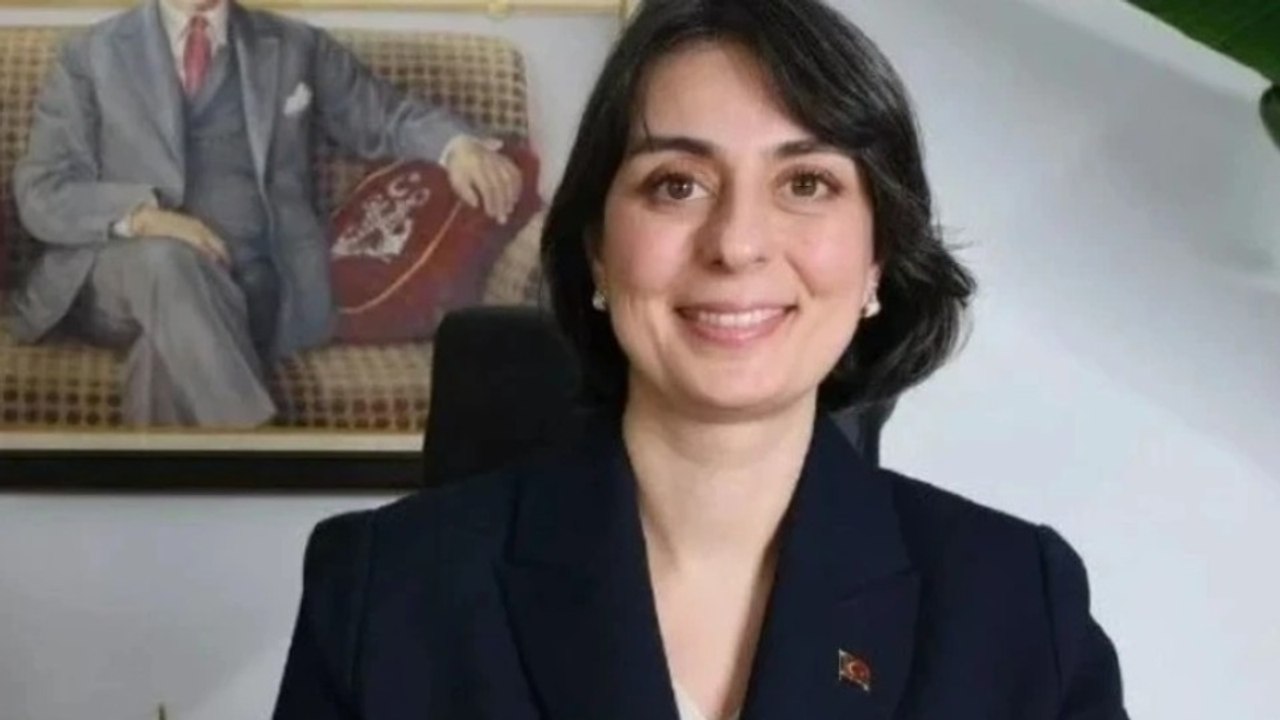 Üsküdar Belediye Başkanı Sinem Dedetaş görevinden uzaklaştırıldı