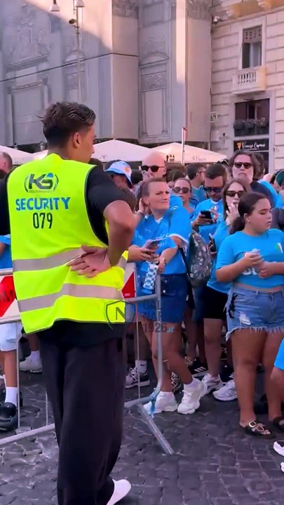 Grande attesa per la festa del Centenario: già tanti tifosi in fila a Piazza del plebiscito VIDEO