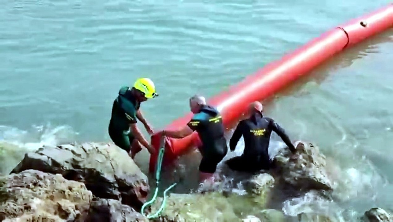Así se ha montado la barrera marítima de contención en Ceuta
