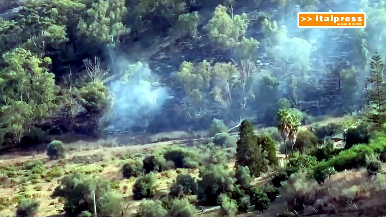 Incendi nel Nisseno, elicotteri della Forestale in azione per spegnere le fiamme