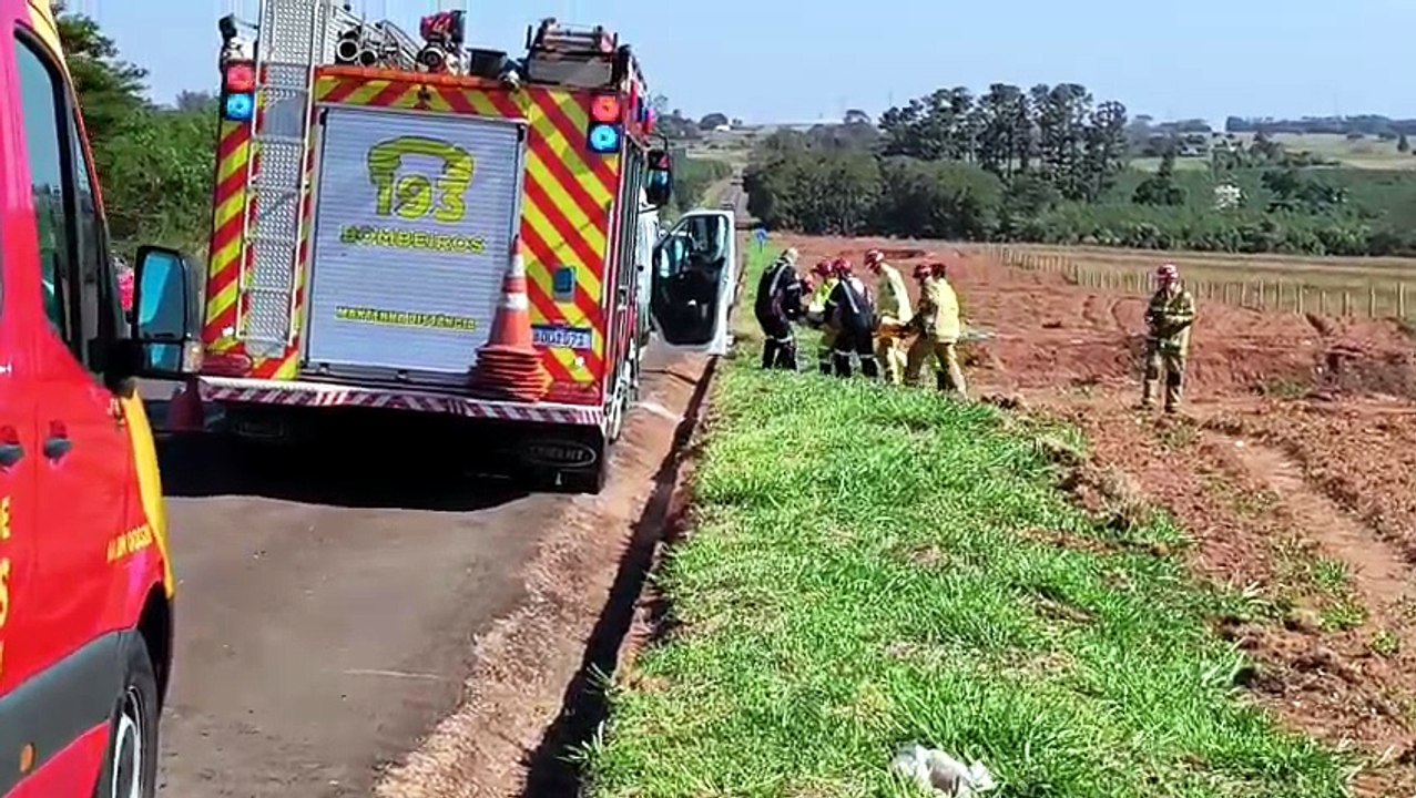 Condutor fica ferido após capotar veículo na PR-323, entre Perobal e Umuarama