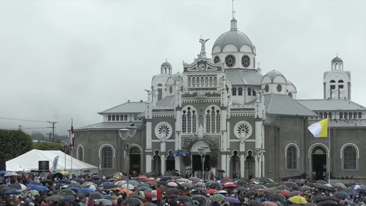 tn7-bajo-la-lluvia-miles-de-fieles-avanzan-hacia-la-basilica-de-los-angeles-010826