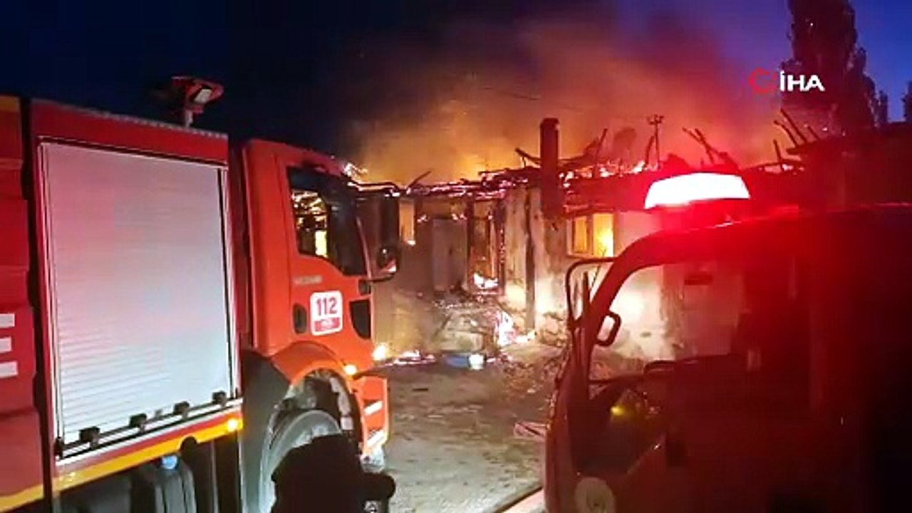 Çorum’da alevlere teslim olan iki ev küle döndü