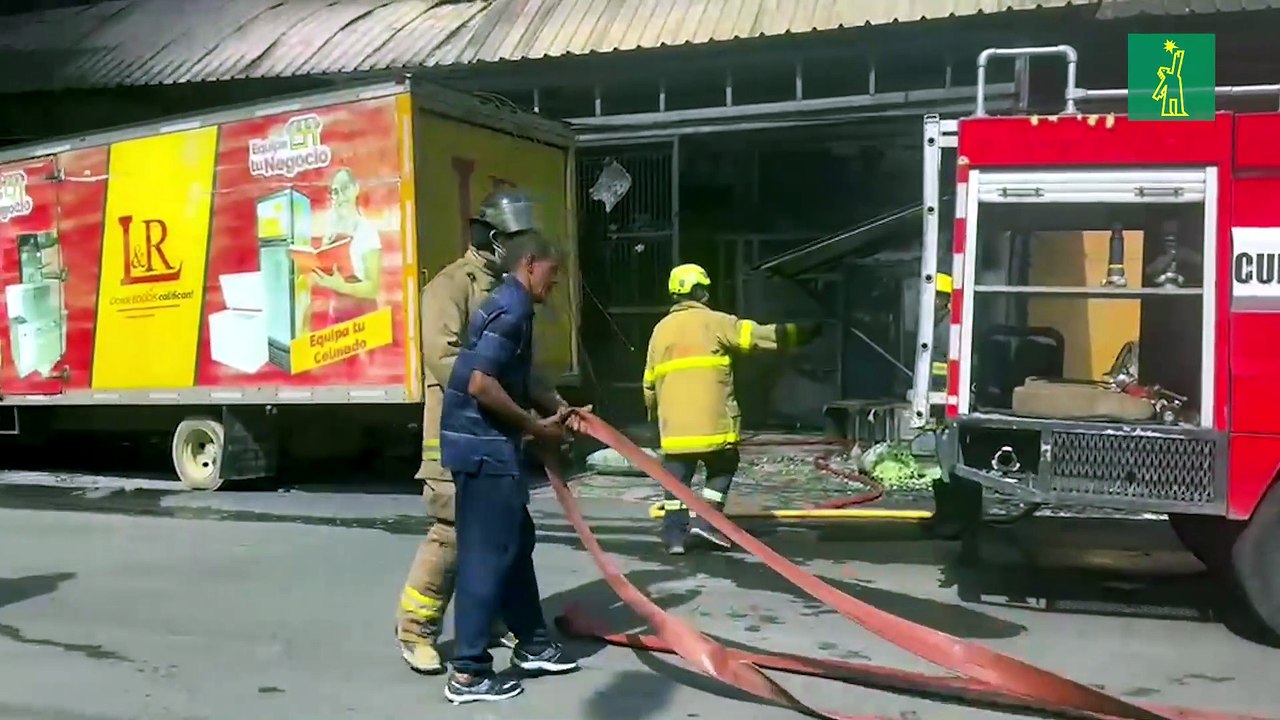 Controlan saqueos durante incendio en tienda L&R Comercial; autoridades confirman que no hubo víctimas