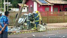 Carro bate em poste e motorista fica preso em ferragens
