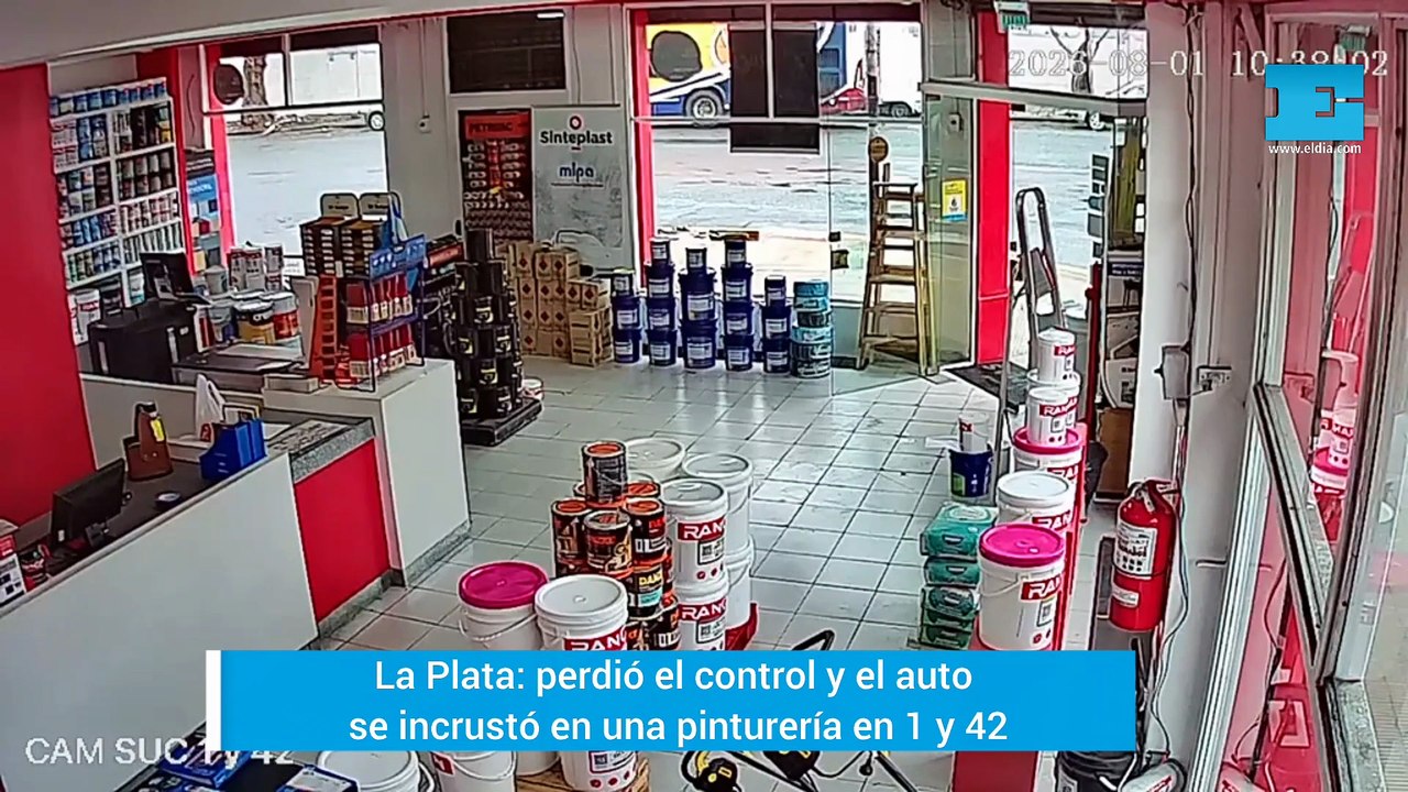 Auto se estrelló contra la vidriera de una pinturería en La Plata