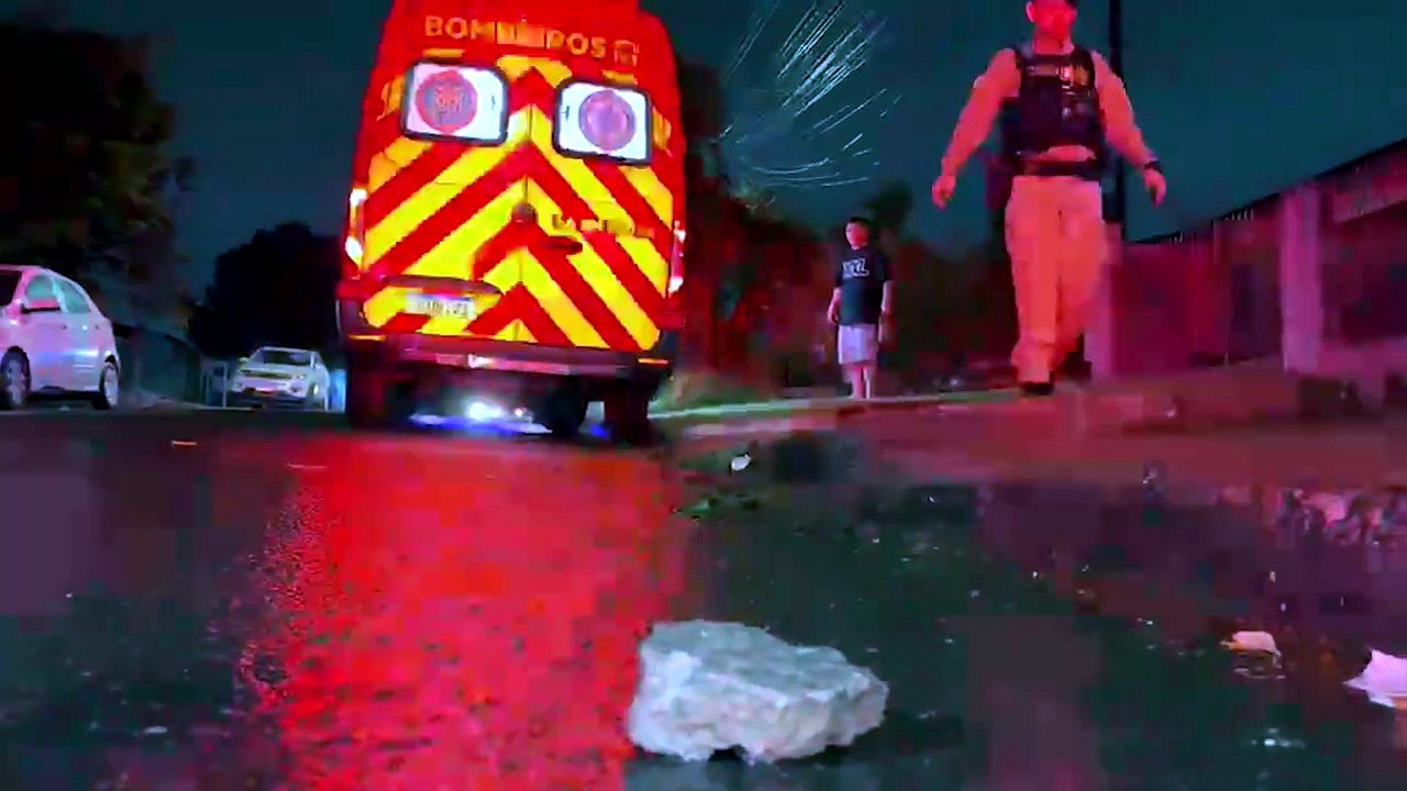 Homem é encontrado caído na calçada após ser agredido com pedrada na cabeça