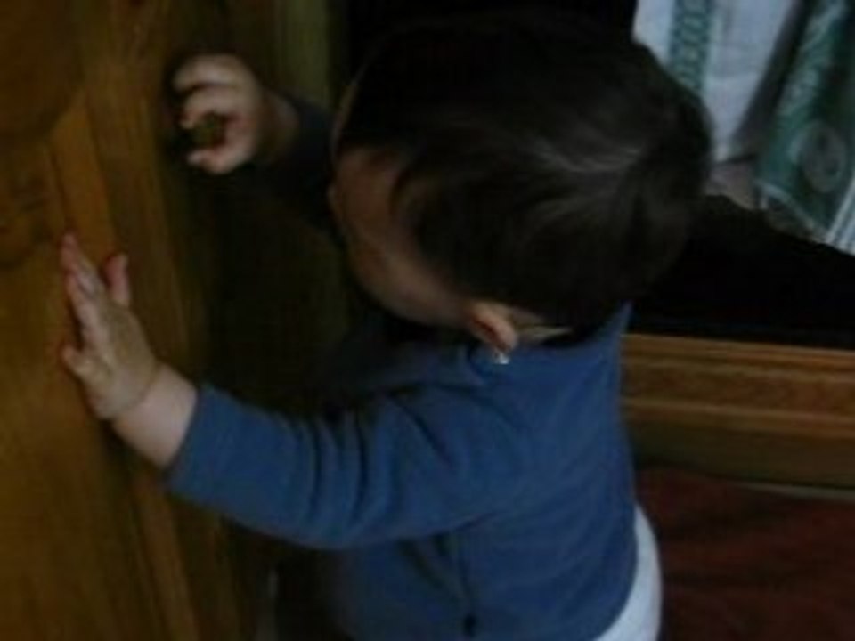 Arthur tente d'ouvrir un placard