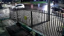 Câmera registra carro atingindo moto e fugindo sem prestar socorro em Cascavel