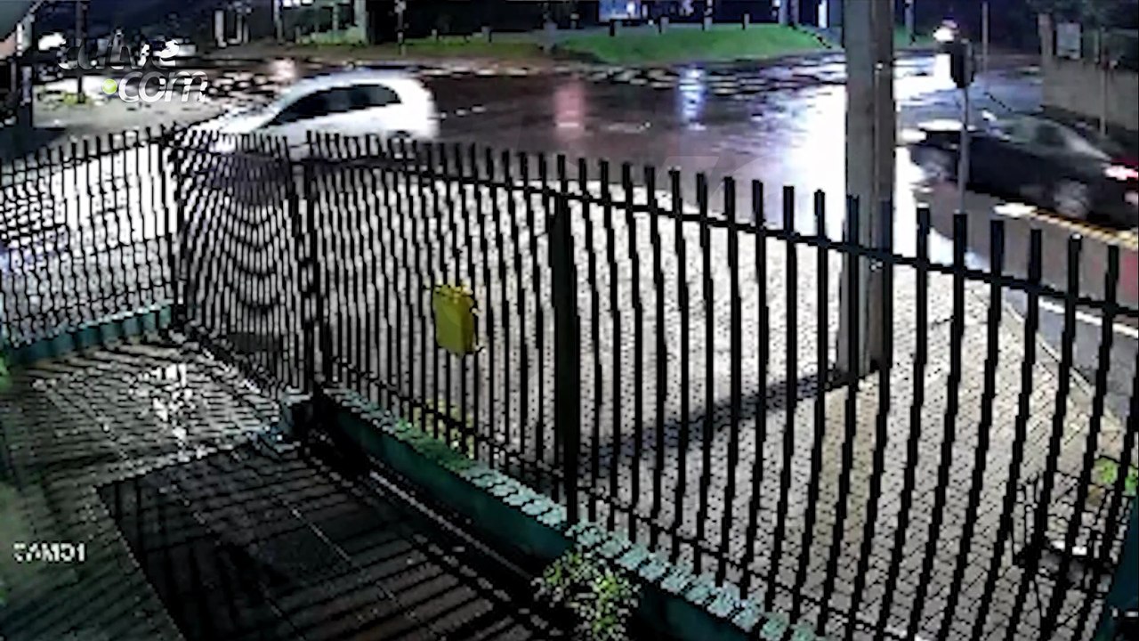 Câmera registra carro atingindo moto e fugindo sem prestar socorro em Cascavel