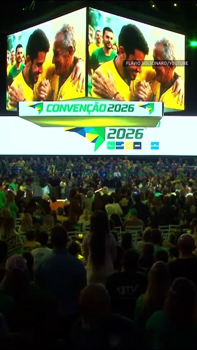 PL usa imagens de Jair Bolsonaro com narração durante convenção em SC com presença de Flávio