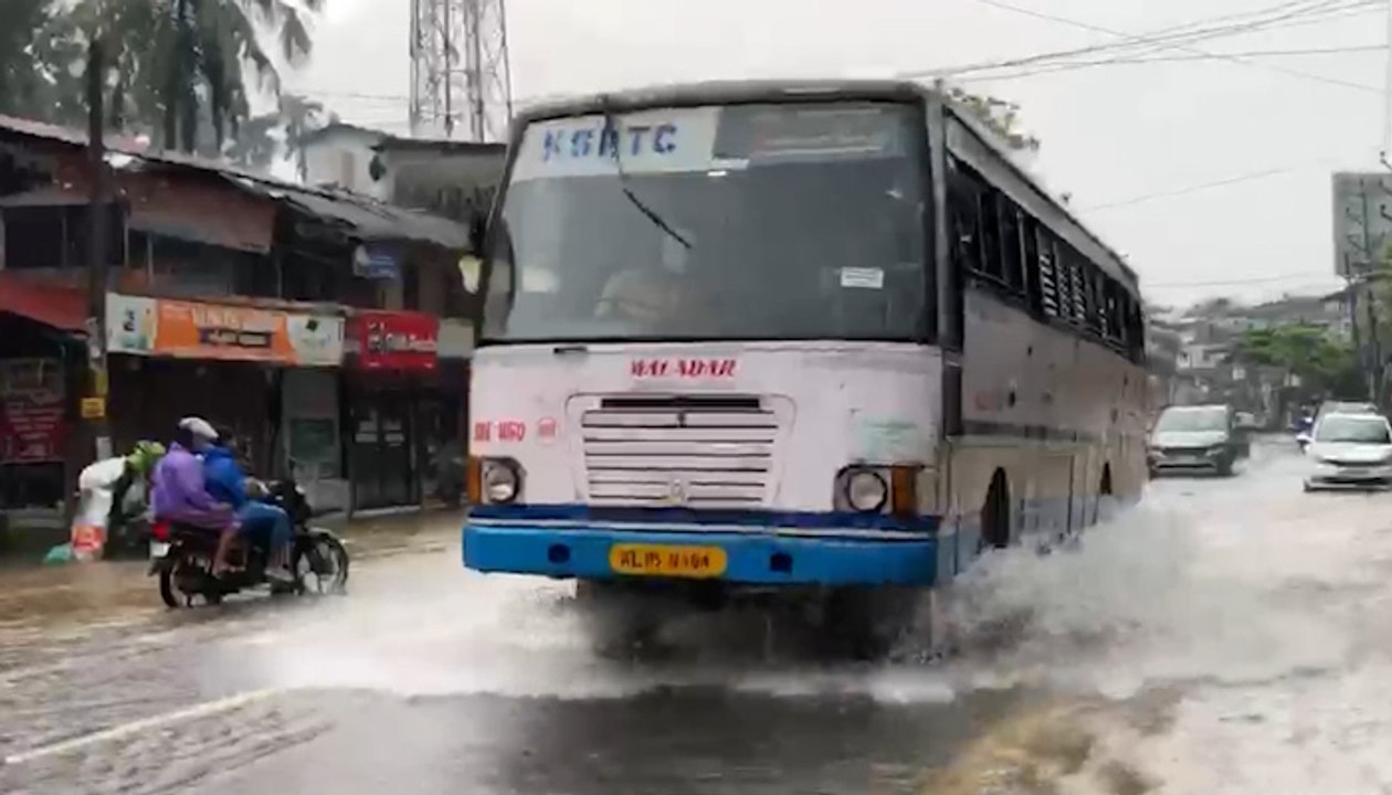 Kerala Floods: Kozhikode Waterlogged After Heavy Rain | Roads Turn Into Rivers