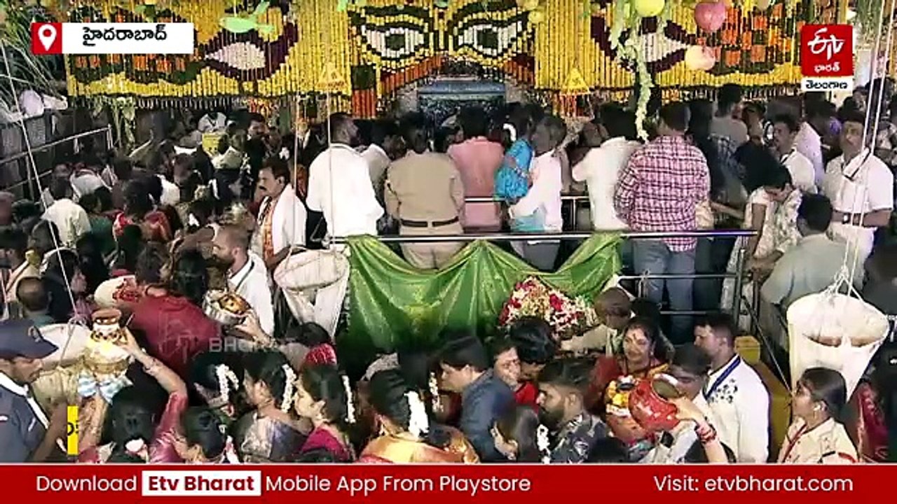 వైభవోపేతంగా ఉజ్జయిని మహంకాళి అమ్మవారి బోనాలు - బంగారు బోనం సమర్పించిన మంత్రి పొన్నం