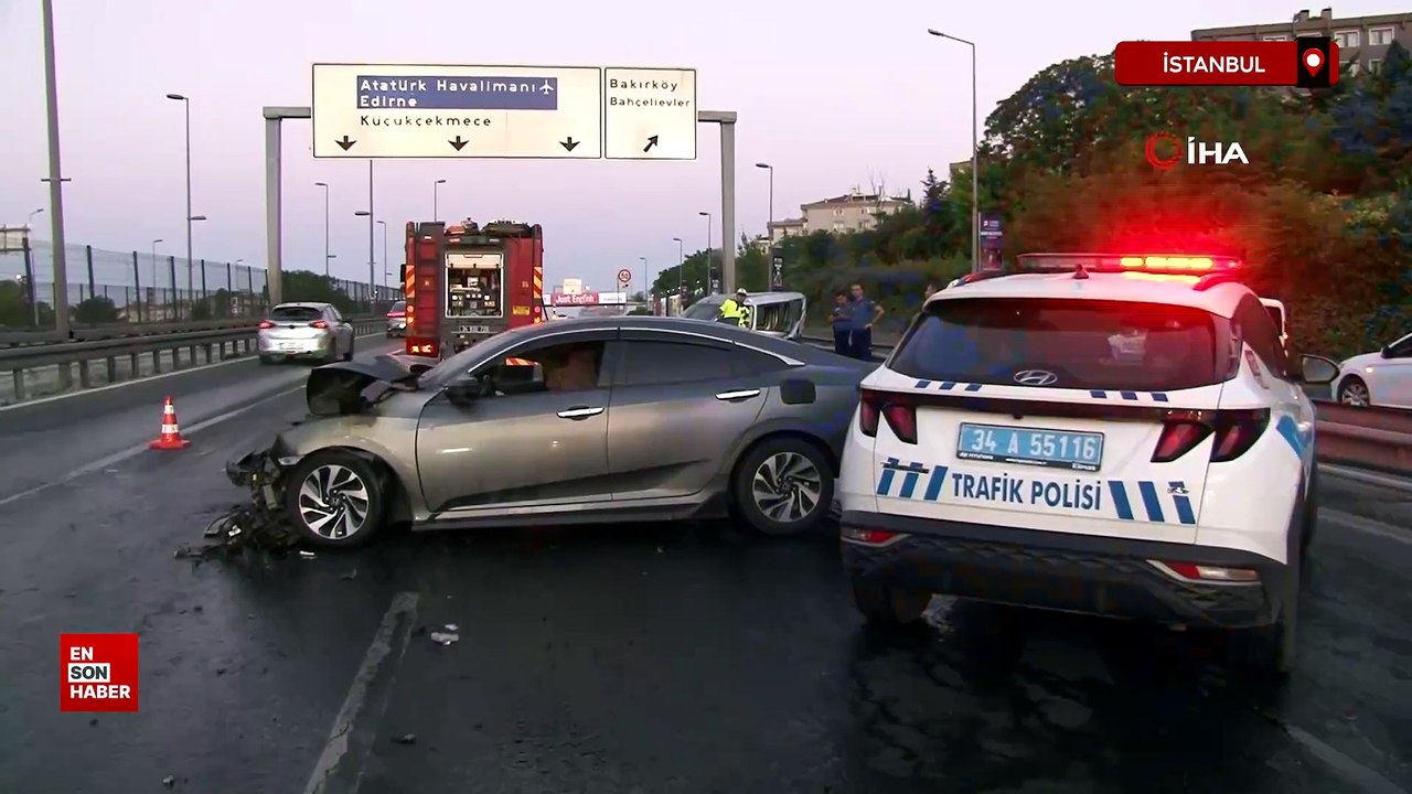 İstanbul'da E5’te kazaya karışan otomobil alev alev yandı