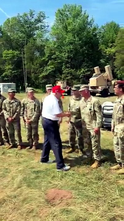 ABD ordusu ve devlet ciddiyeti çöktü : Terlikli Trump'a askerlerden selamsız karşılık