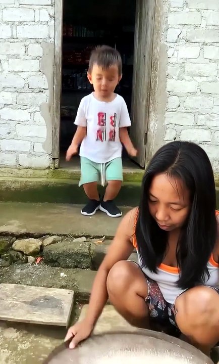 Mom Cleaning Rice & Cute Toddler's Happy Dance | Cute Family Moments