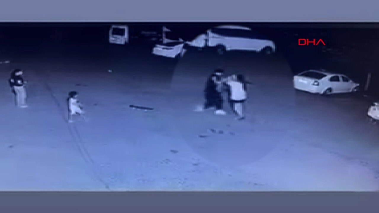 11 yaşındaki çocuğu site bahçesinde darbetti; olay kamerada