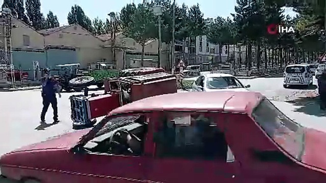 Otomobilin çarptığı traktör yan yattı