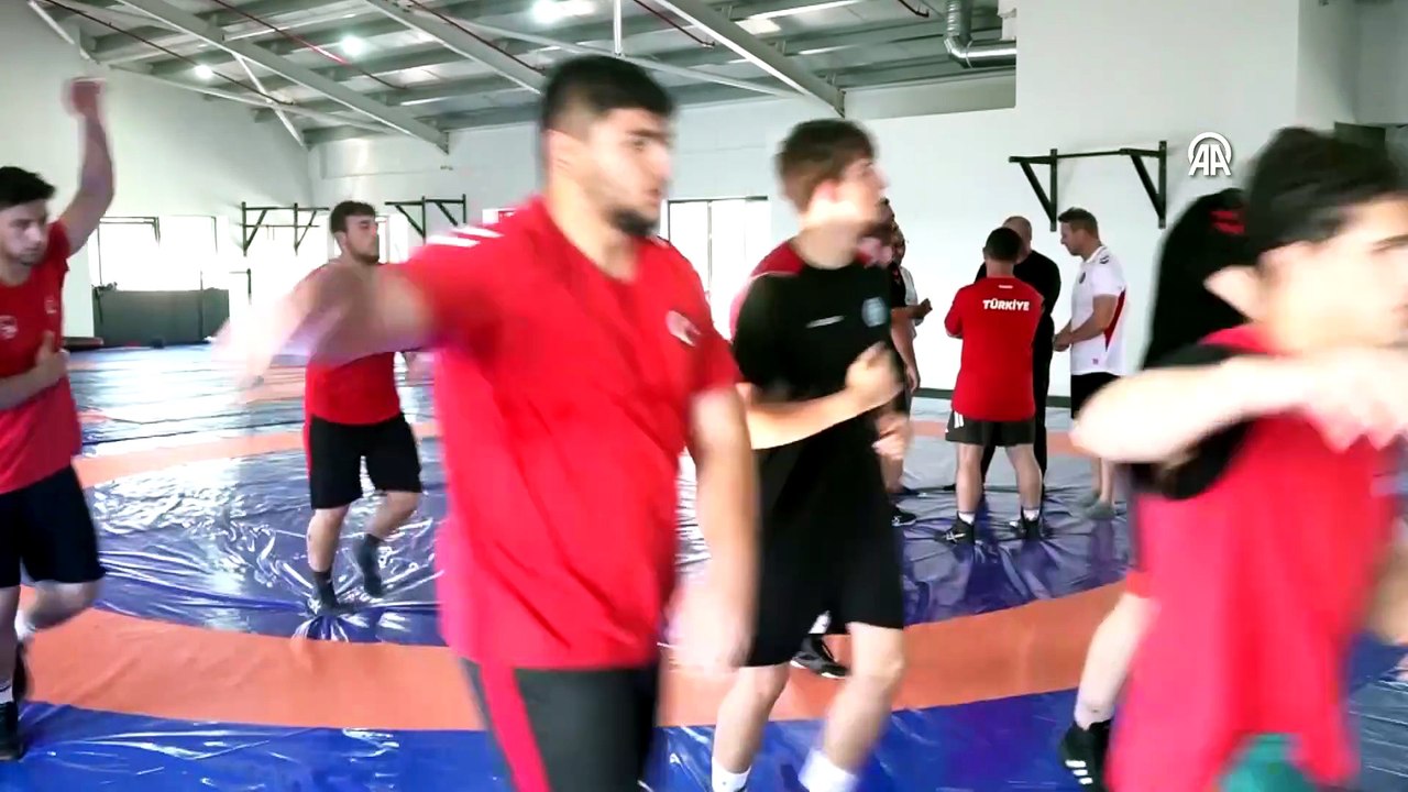 Aile geleneğini sürdüren şampiyon güreşçi, üçüncü dünya altınına odaklandı | Ajansspor | AA