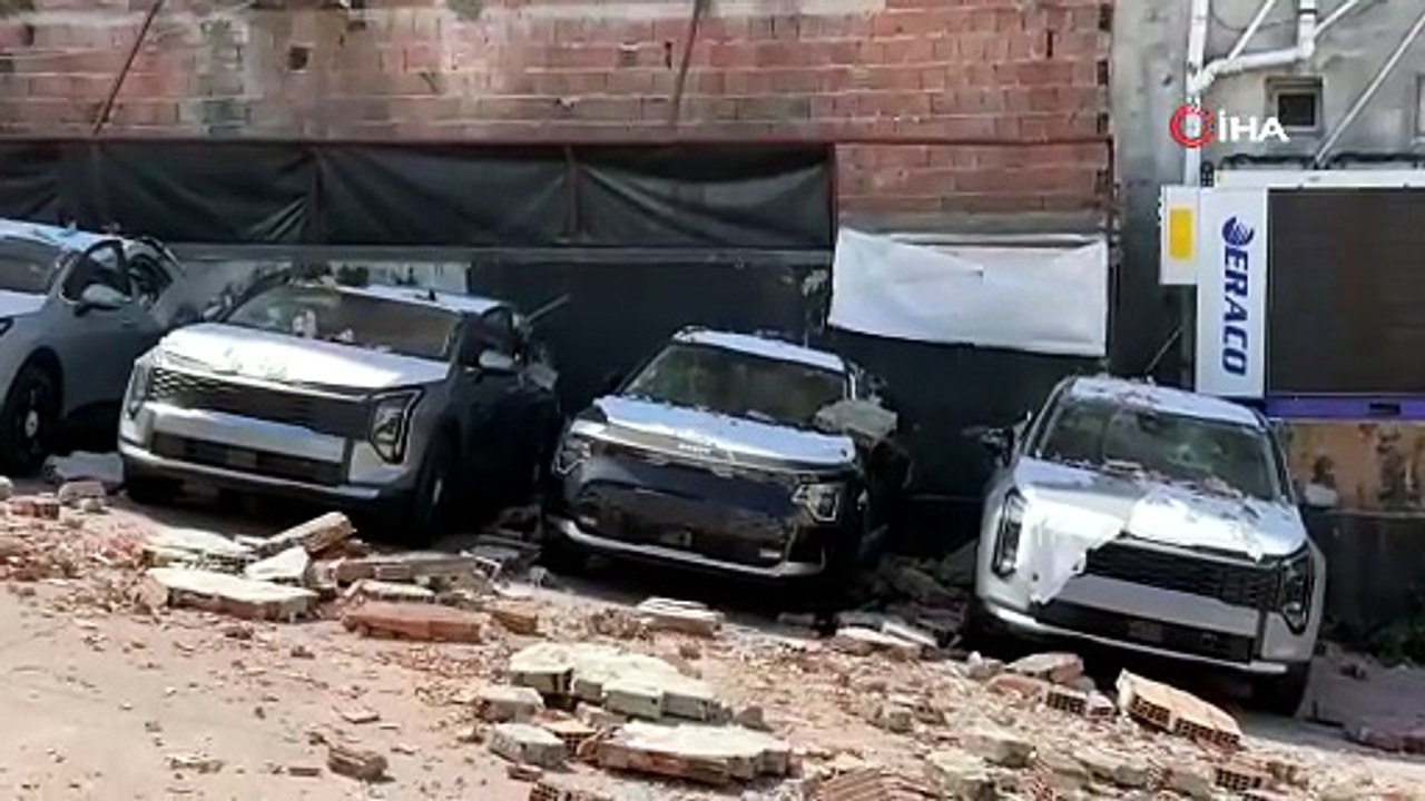 Kağıthane'de duvar sıfır kilometre araçların üzerine çöktü