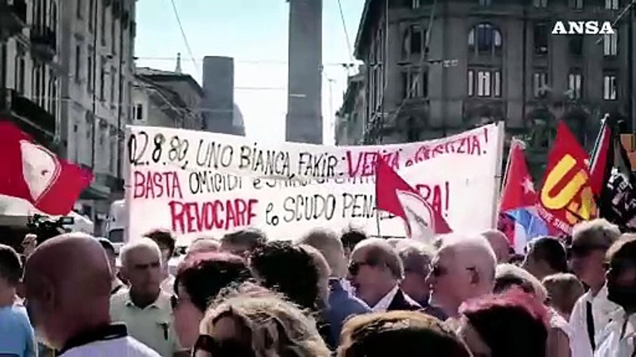 Strage Bologna, applausi a Lepore al corteo dopo le minacce per il caso Fakir