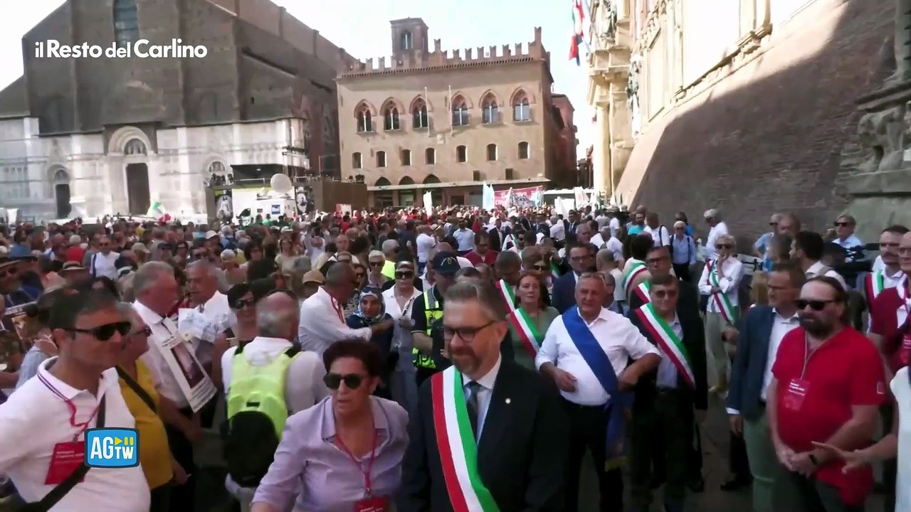 Strage di Bologna, applausi al sindaco Lepore dopo le minacce per il caso Fakir