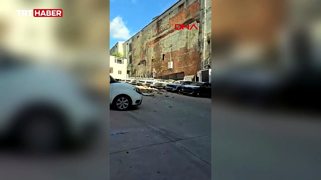Kağıthane'de duvar çöktü: 12 sıfır kilometre araç hasar gördü