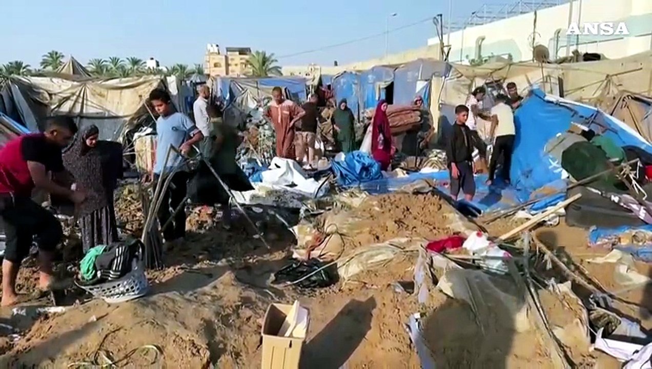 Deir el-Balah, cratere nei pressi dell'ospedale Al-Aqsa dopo un raid israeliano
