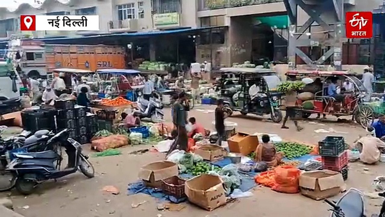गाजीपुर सब्जी और फूल मंडी में अतिक्रमण और गंदगी का अंबार: जनता बेहाल, आवारा गायों का भी आतंक