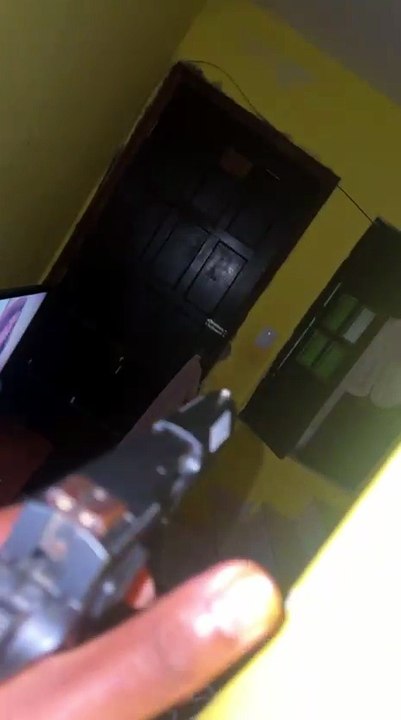 Suspeitos armados fazem seis moradores reféns durante fuga em bairro de Salvador; ASSISTA