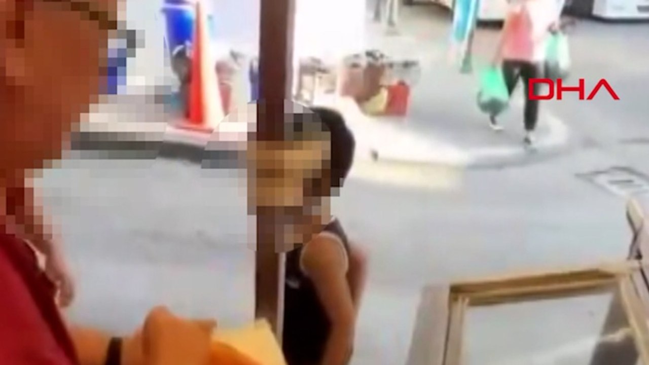 Çocuğu için lahmacun almak isteyen kadına '5'ten az satmam' diyen seyyar satıcının tezgahı kaldırıldı
