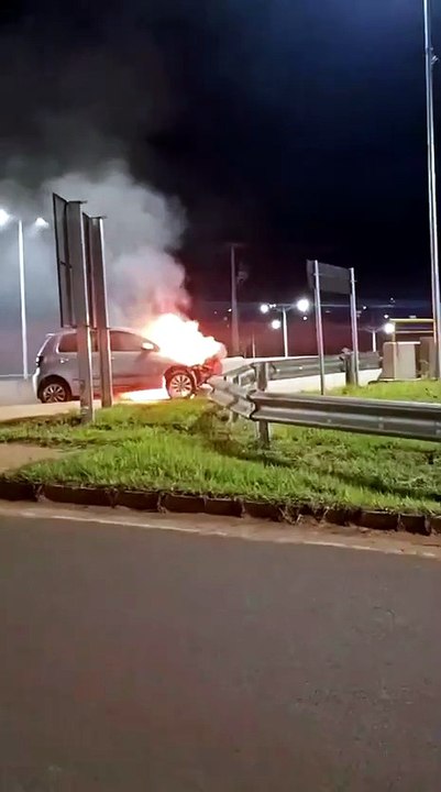Incêndio destrói carro na madrugada deste domingo na PR-323, no viaduto do Posto Gauchão