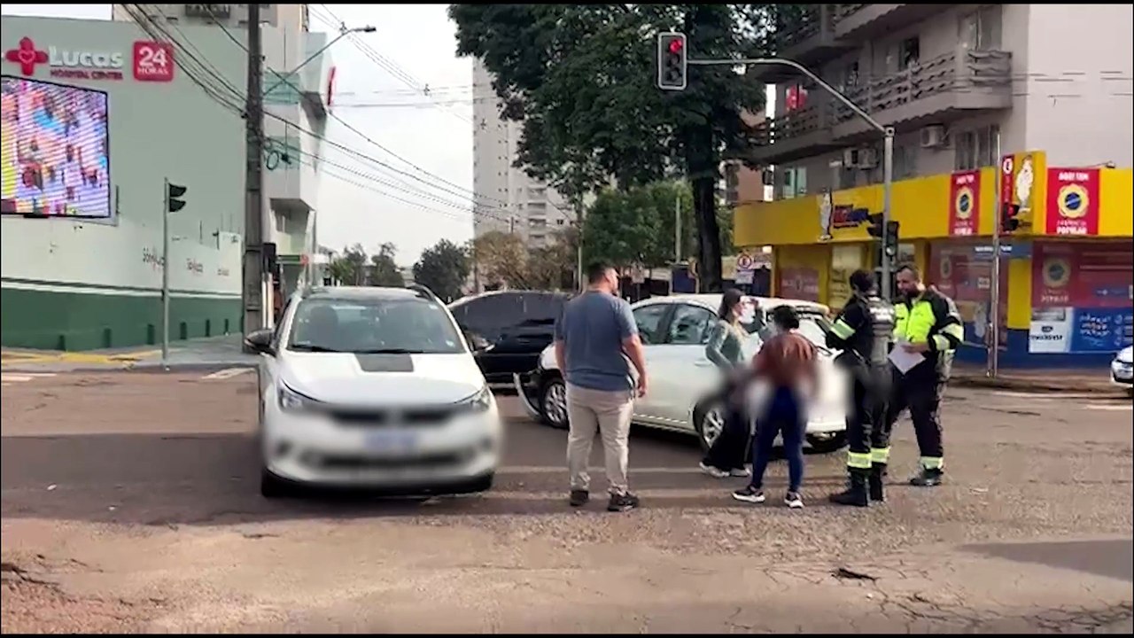 Batida entre dois carros deixa trânsito lento no Centro de Cascavel