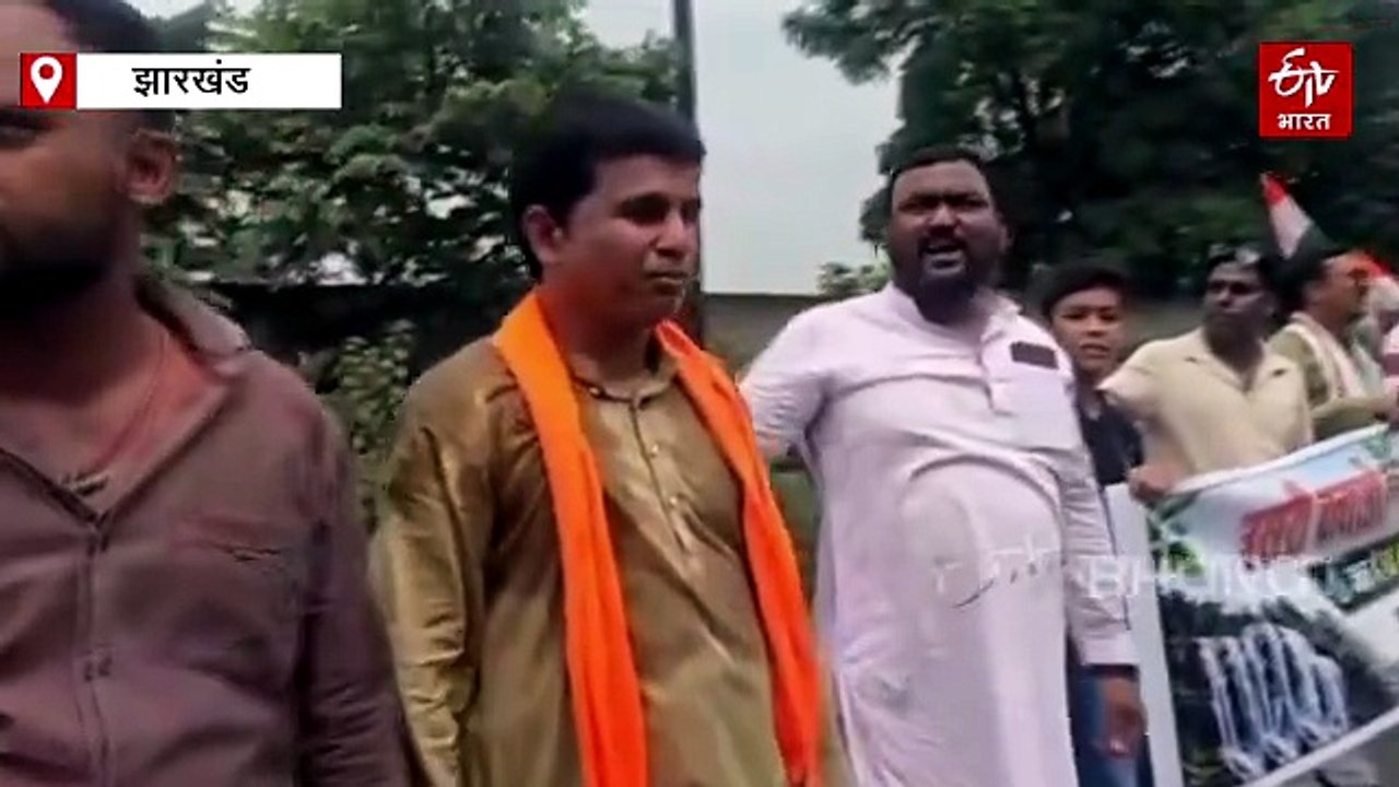 गिरिडीह में 5 KM तक बनी मानव श्रृंखला, स्थानीय लोगों ने फैक्ट्री द्वारा जल उठाव का किया विरोध