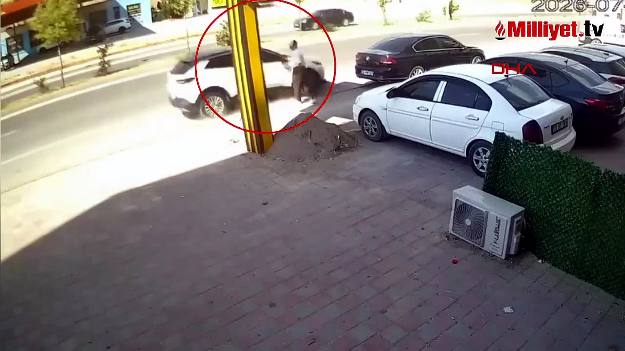 Cip, park halindeki otomobile çarptı, yaya son anda kurtuldu