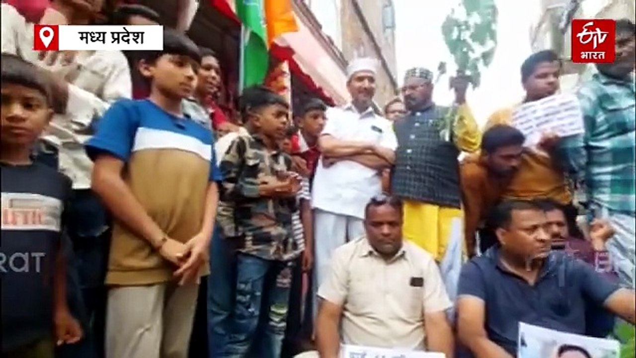 राजधानी में जर्जर रोड के विरोध में कांग्रेस का अनूठा प्रदर्शन, सड़कों पर रोप दिए बेशर्म के पेड़