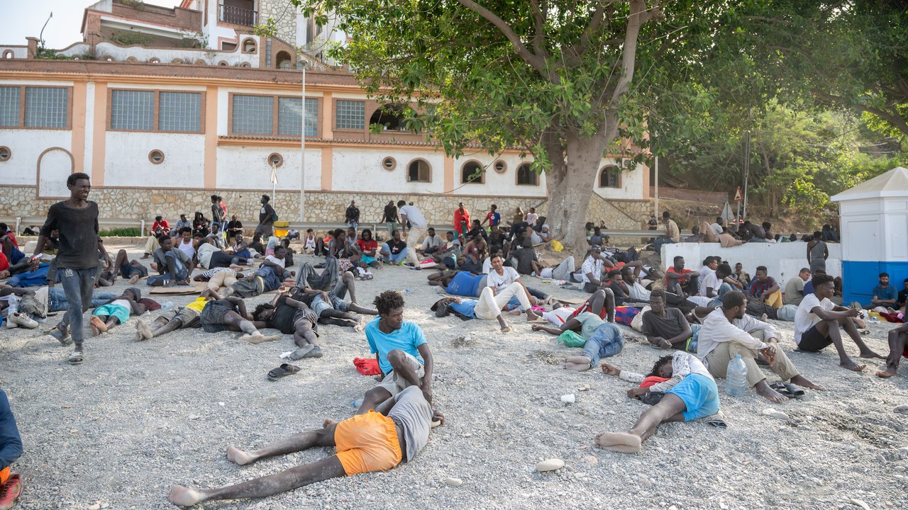 Los alrededores del CETI en Ceuta se llenan de inmigrantes tras la crisis con Marruecos