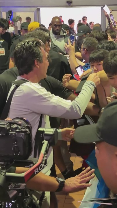 Unai Emery firma autógrafos en su increible recibimineto en Bangkok