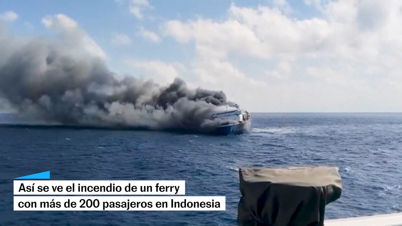 Así se ve el incendio de un ferry en Indonesia