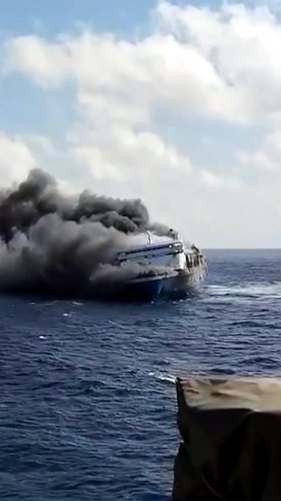 Al menos 5 muertos y 40 desaparecidos en el incendio de un ferry en Indonesia
