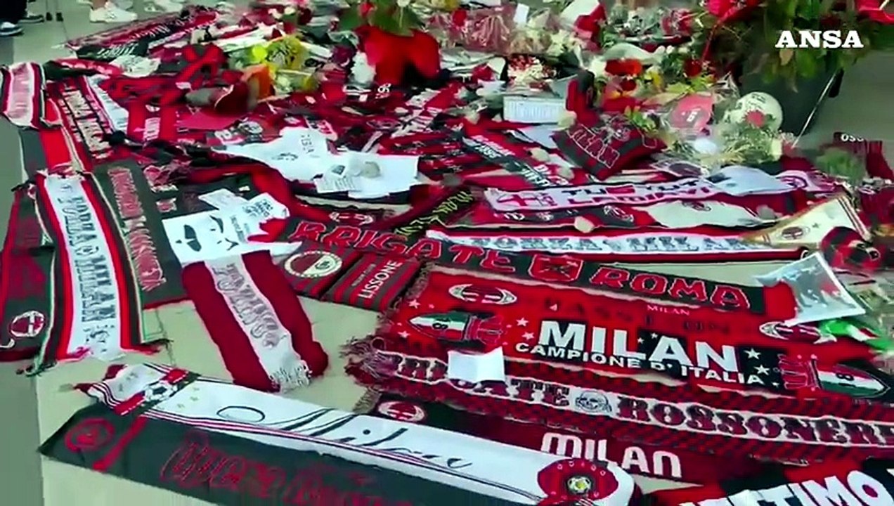 Franco Baresi, l'omaggio dei tifosi davanti a Casa Milan