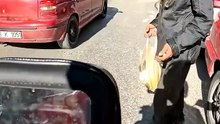 sabahın köründe kaybolduk derken evrim ağacının tepesinden biri imdadımıza yetişti 😂🧬  Sen olsan yol sorar mıydın? 👇  #keşfet #komedi #mizah #reels #reelsvideo #eğlence #funny #viral #gülmece #türkiye #sokak #charlesdarwin