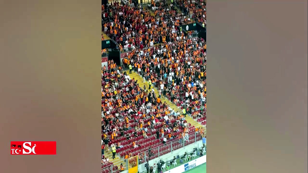Galatasaray taraftarları Dursun Özbek “transfer nerede” tezahüratları yapıyor