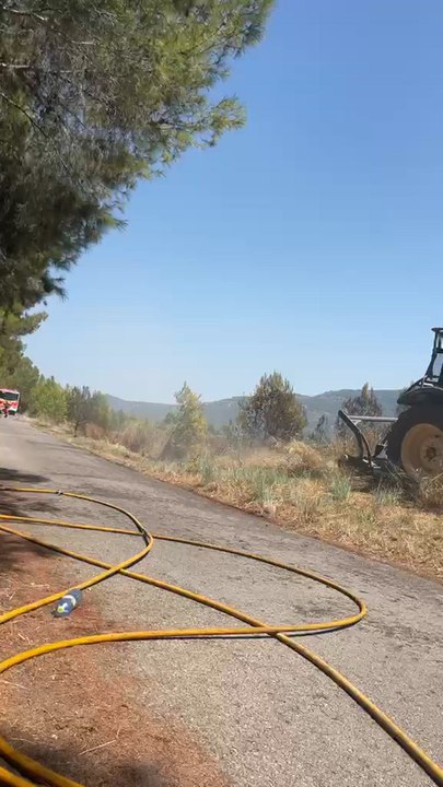 Trabajos de maquinaria pesada en el incendio de Moixent. Fuente: X.M.