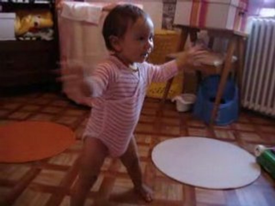 bébé debout tout seul