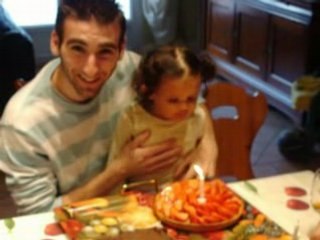 Emma qui souffle les bougies de tonton 8 juillet 2008