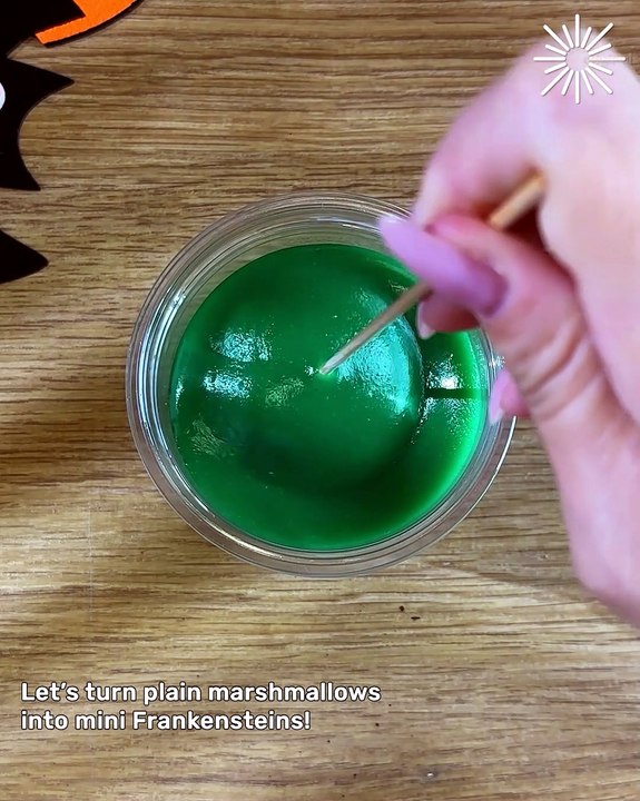 Turn plain marshmallows into mini Frankensteins! 🧟🍪