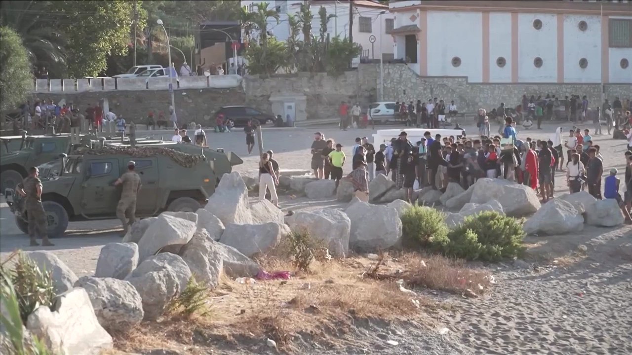 El EJÉRCITO traslada a migrantes desde CEUTA hasta la frontera con MARRUECOS