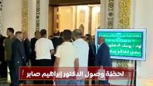 لحظة وصول الدكتور إبراهيم صابر محافظ القاهرة إلي عزاء اللواء الدهشوري حرب