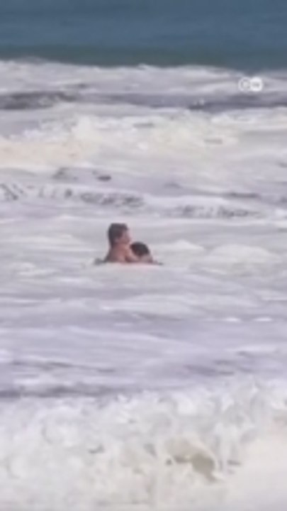 منقذ شاب يتحدى البحر لإنقاذ طفل